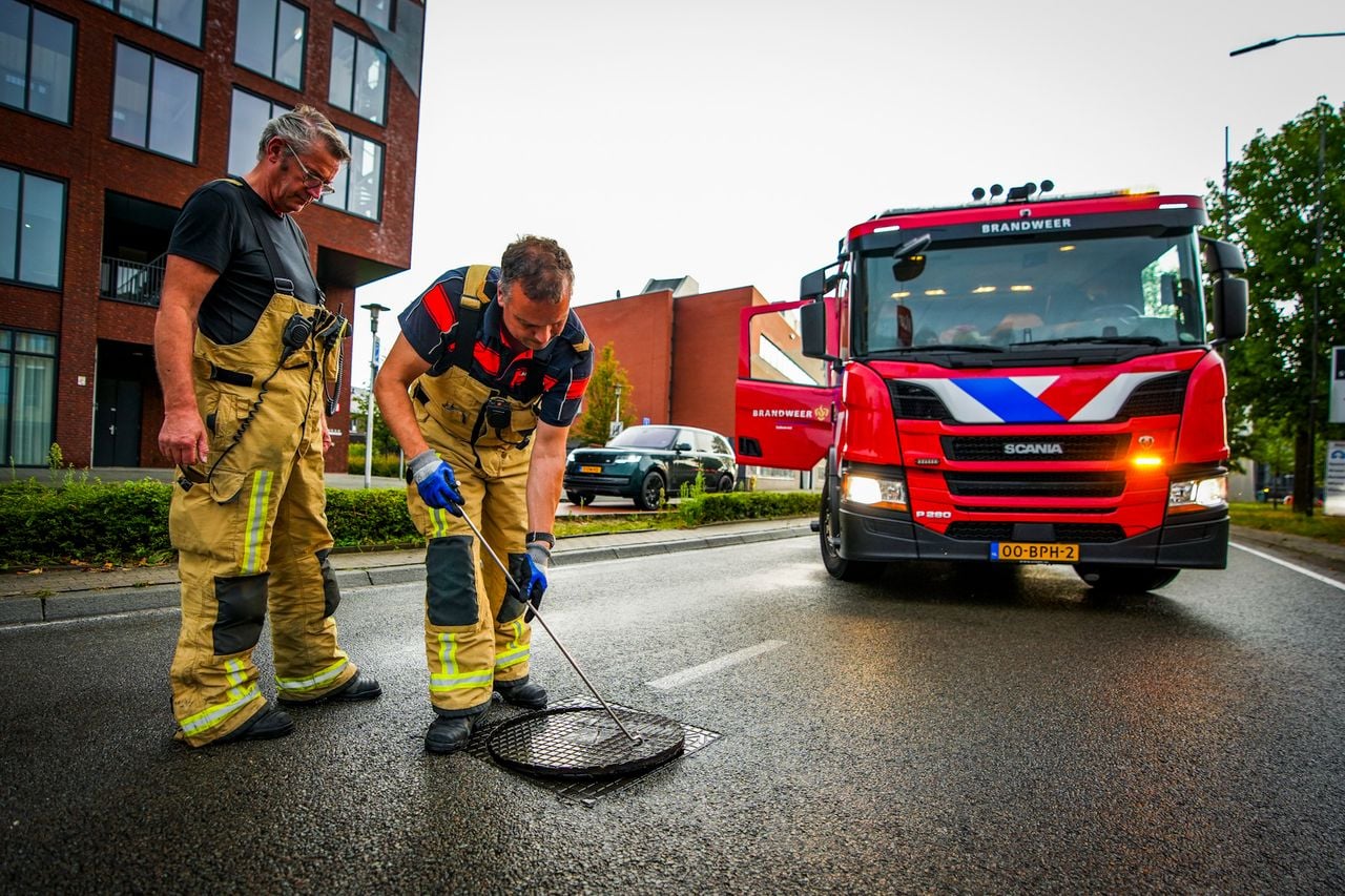 Op sommige plekken kwamen de putdeksels omhoog (foto: SQ Vision)