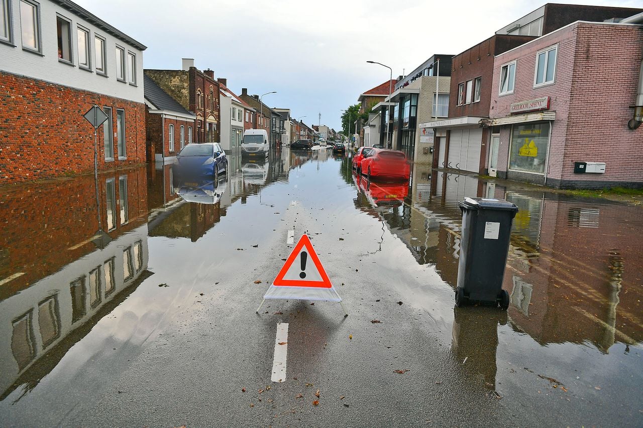 In Valkenswaard sloten buurtbewoners zelf de straten af. (foto: Rico Vogels/SQ Vision).