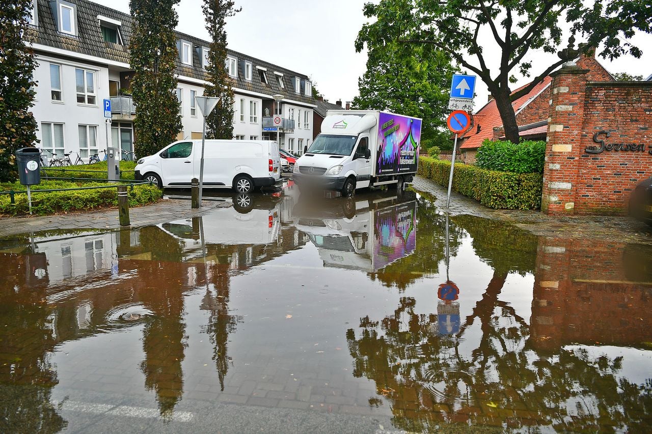In Valkenswaard sloten buurtbewoners zelf de straten af. (foto: Rico Vogels/SQ Vision).