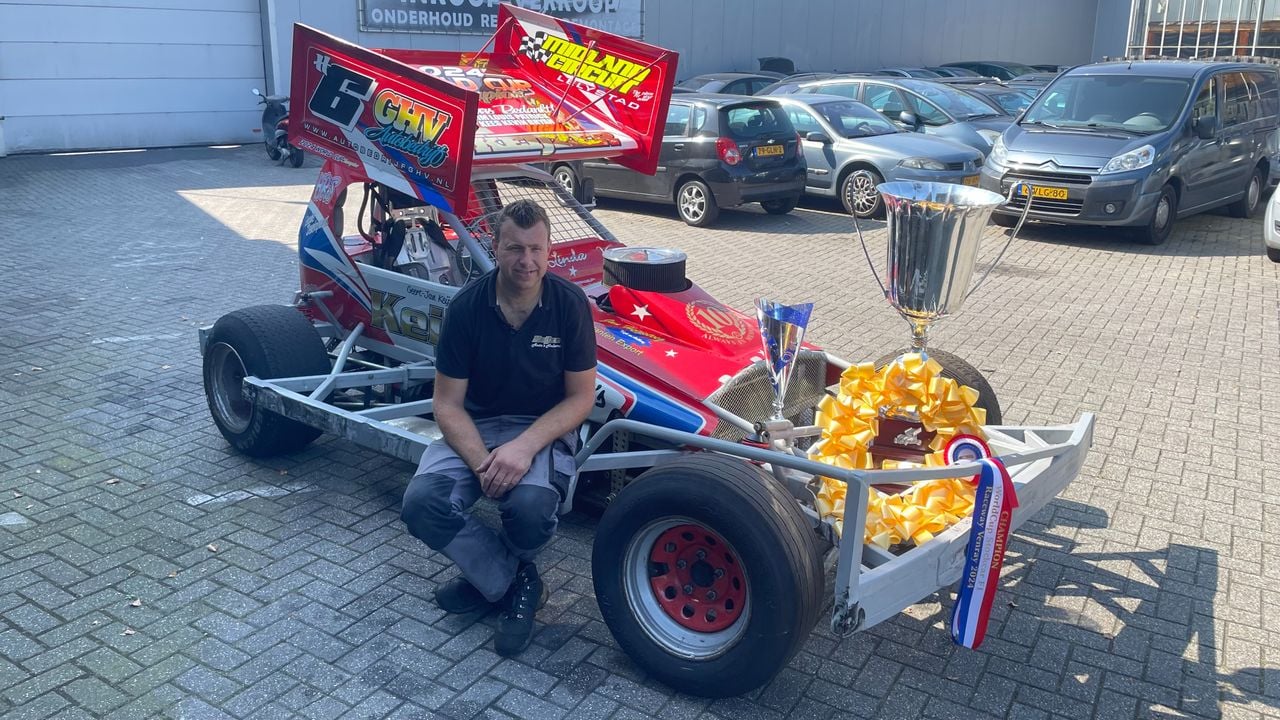 Twee grote bekers voor Geert-Jan, die de Worldcup Stockcar F1 won