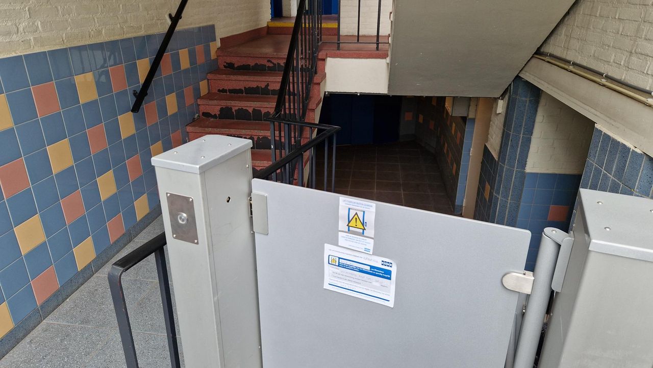 Ook het kleinere liftje is kapot. (Foto: Tom Berkers)