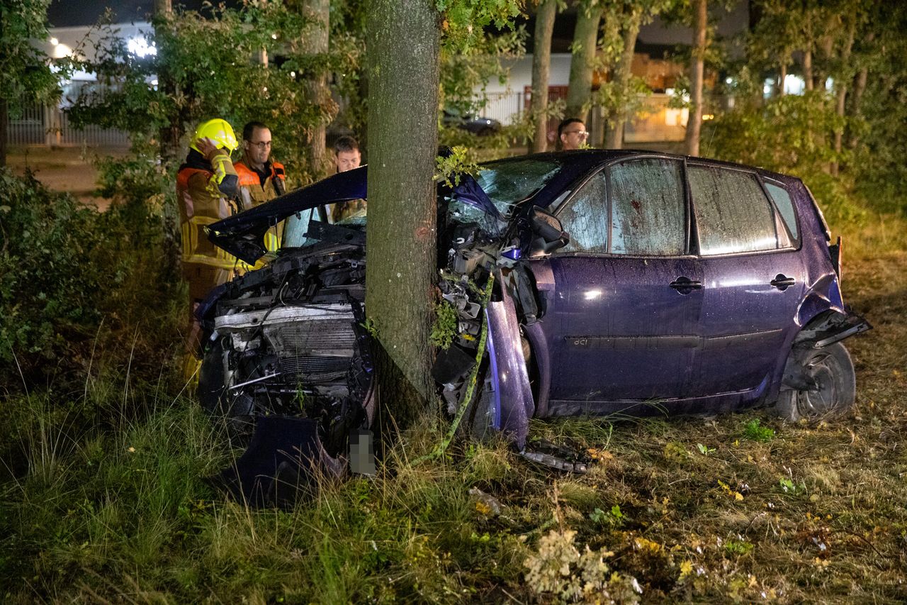 De voorganger reed met een enorme vaart tegen een boom (Foto: Christian Traets/SQ Vision).