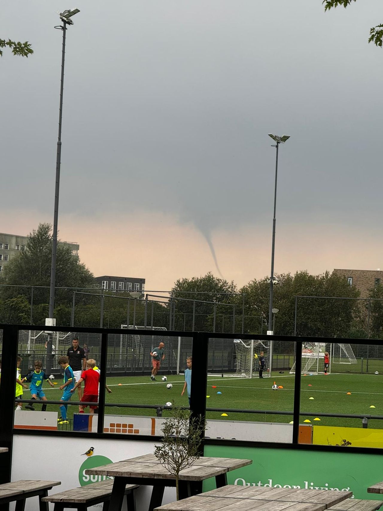 Teun Boerakker zag de windhoos ook vanuit Rosmalen.