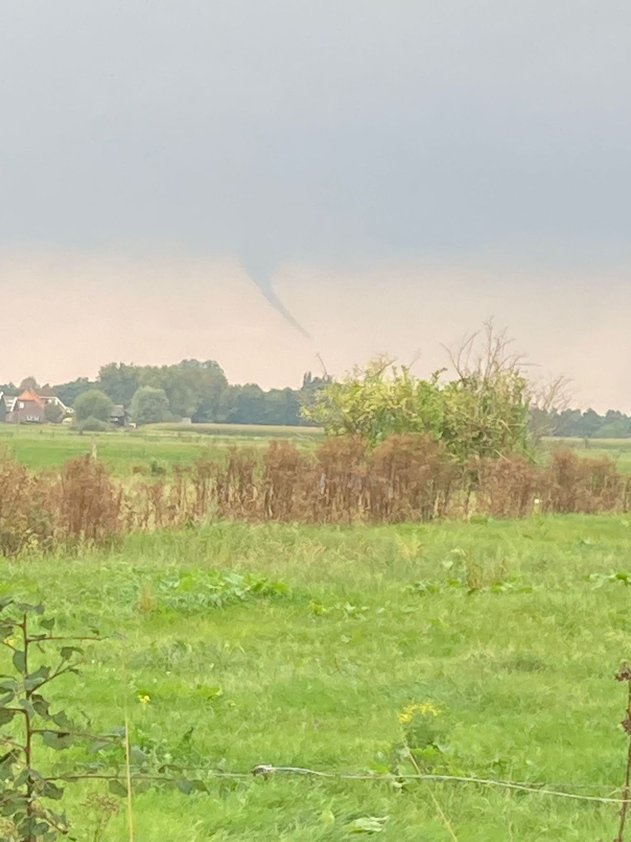 De windhoos vanuit de verte in Rosmalen (foto: Marijke)
