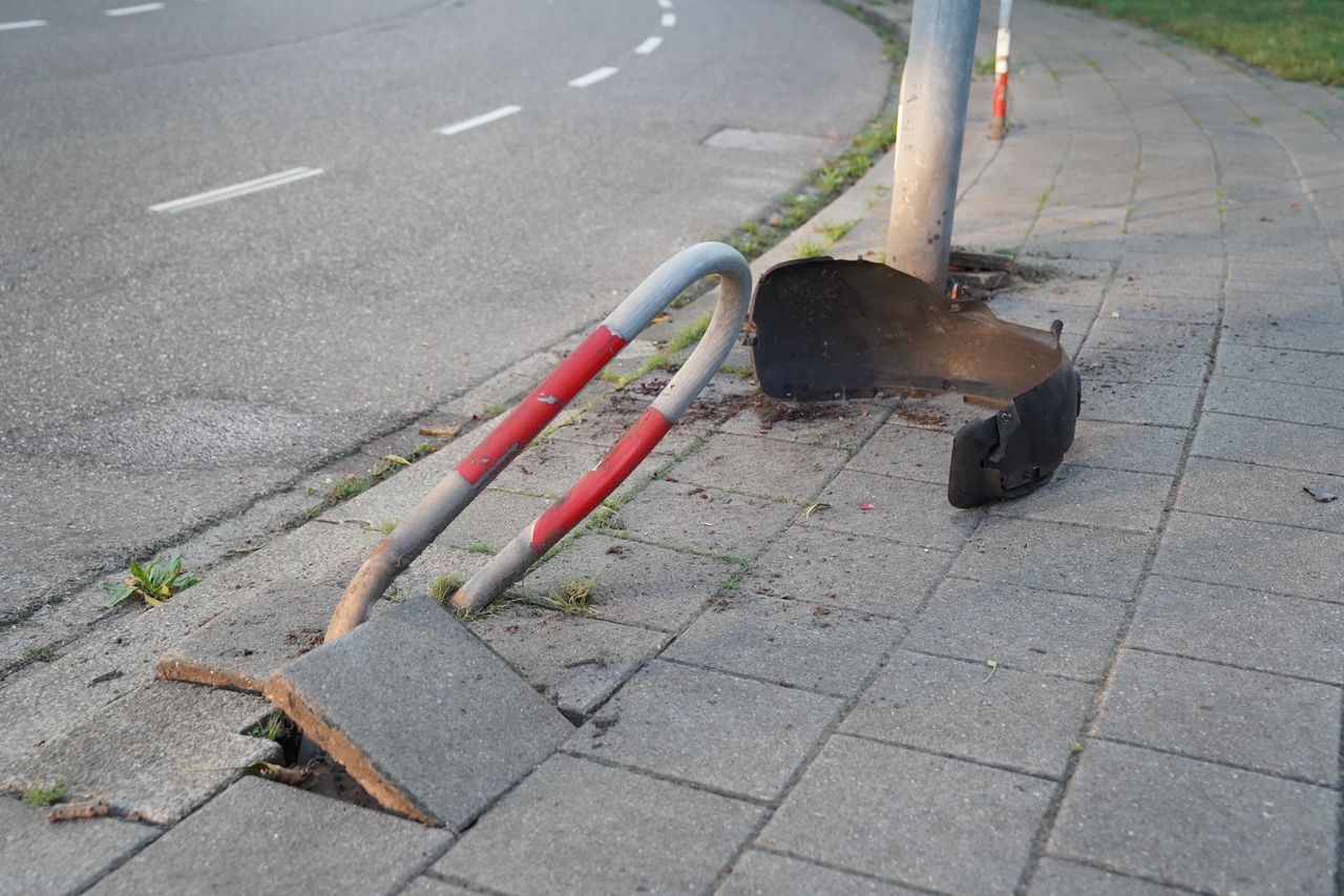 Hij verloor onderweg auto-onderdelen (foto: Bart Meesters).