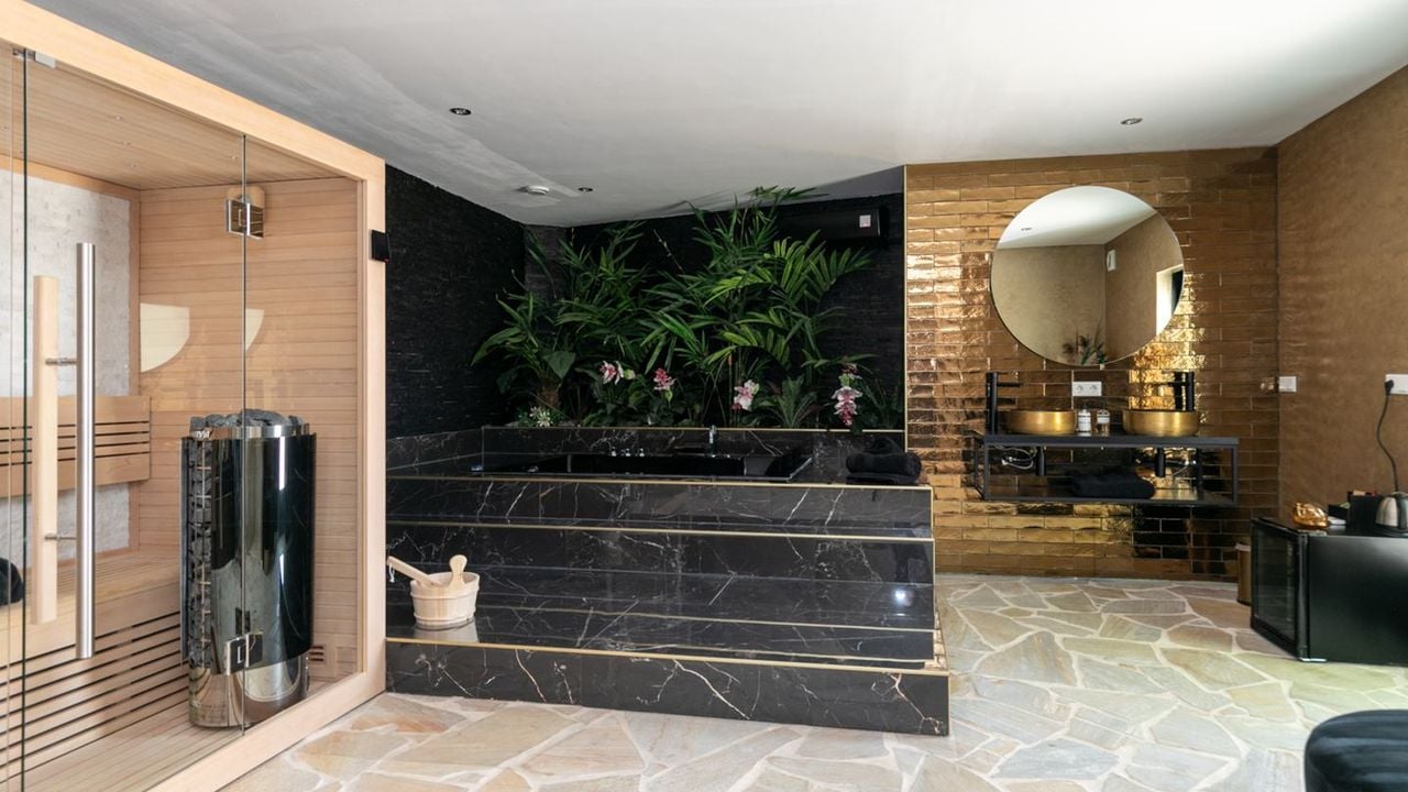 De badkamer van B&B Spa en Goud (foto: Allround Makelaardij).