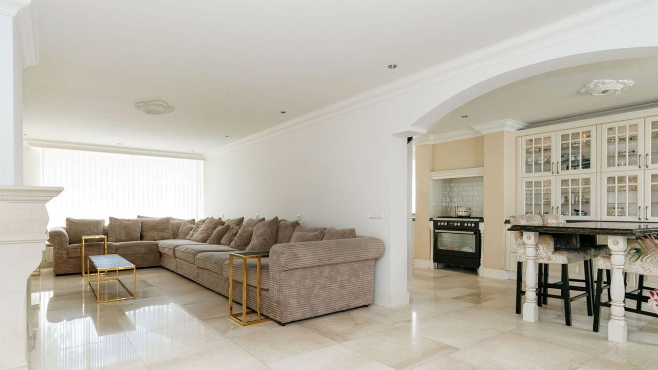 De woonkamer en keuken (foto: Allround Makelaardij).