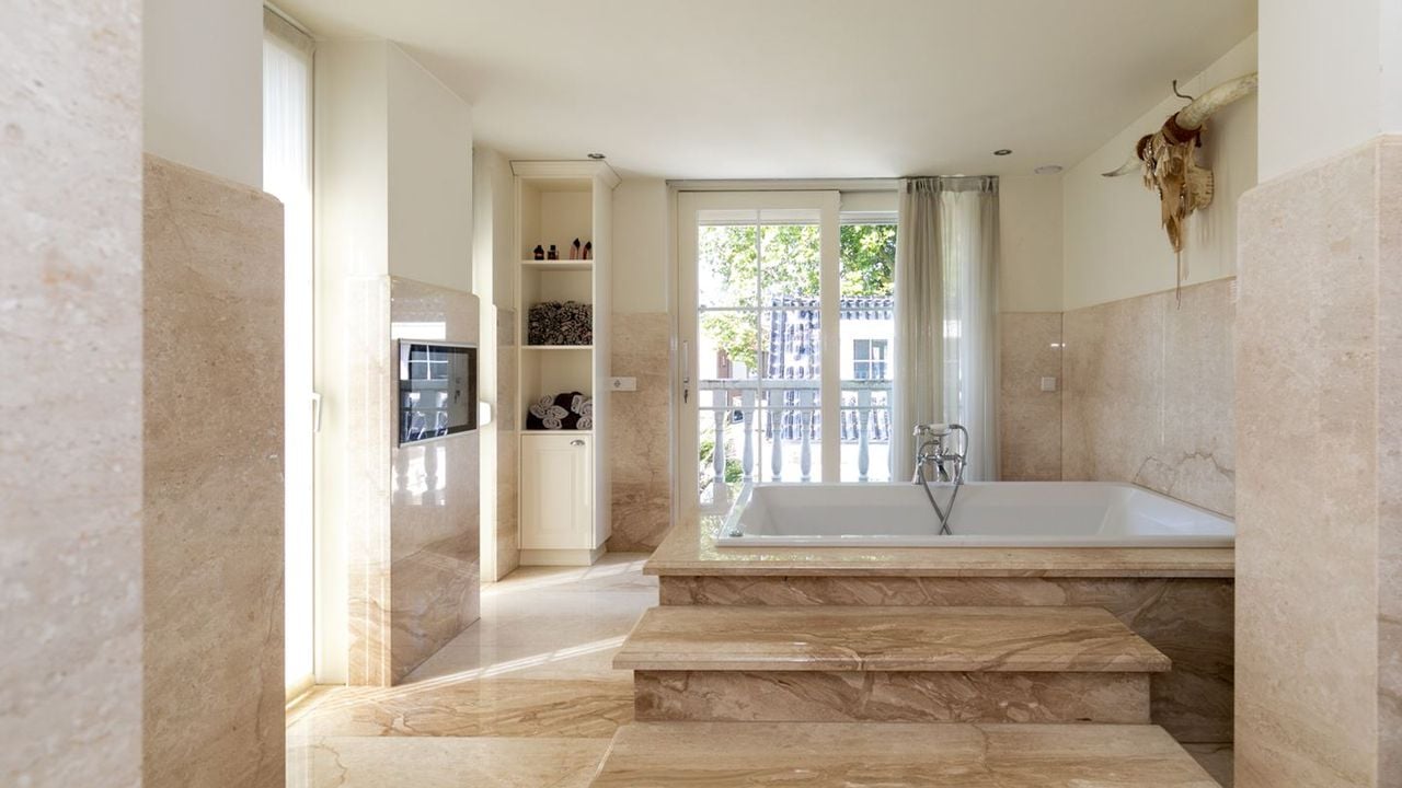 De badkamer heeft naast een bad ook een sauna (foto: Allround Makelaardij).