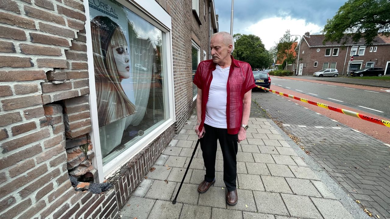 Jan bekijkt de schade aan de buitenkant van zijn huis (Foto: Raymond Merkx)