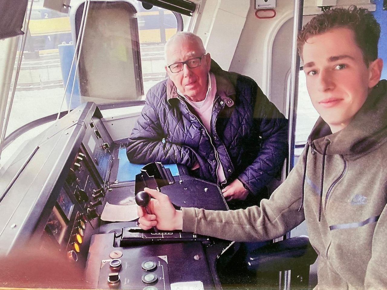 Lars met zijn opa in een trein (Foto: Privébeeld). 