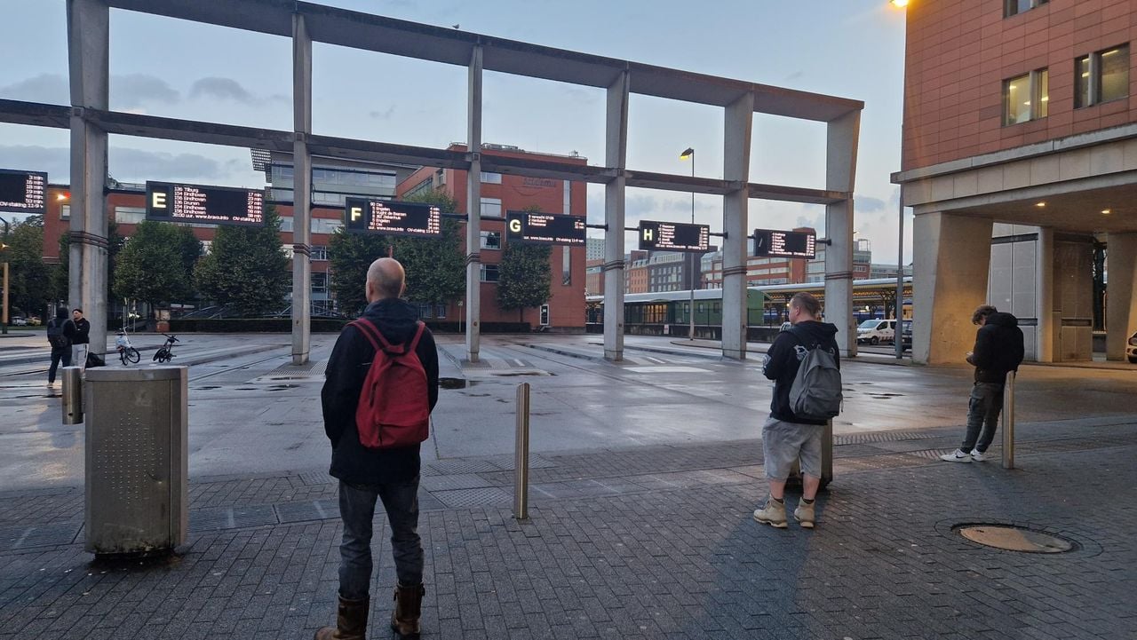 Busstation Den Bosch om 7 uur (foto: Noël van Hooft).