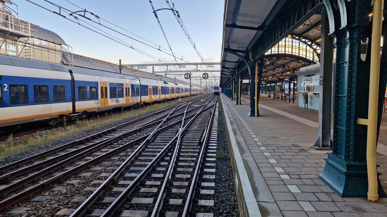 Het perron is leeg (foto: Noël van Hooft).