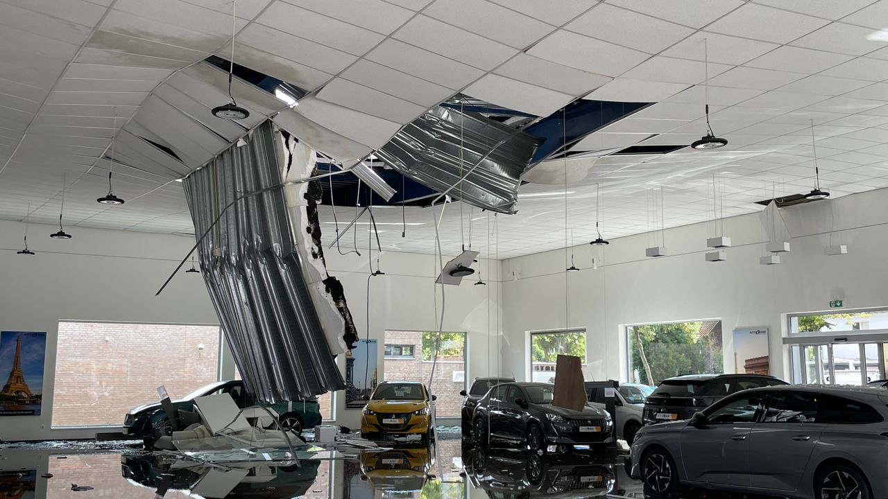 Het dak heeft flinke schade (foto: Raymond Merkx).