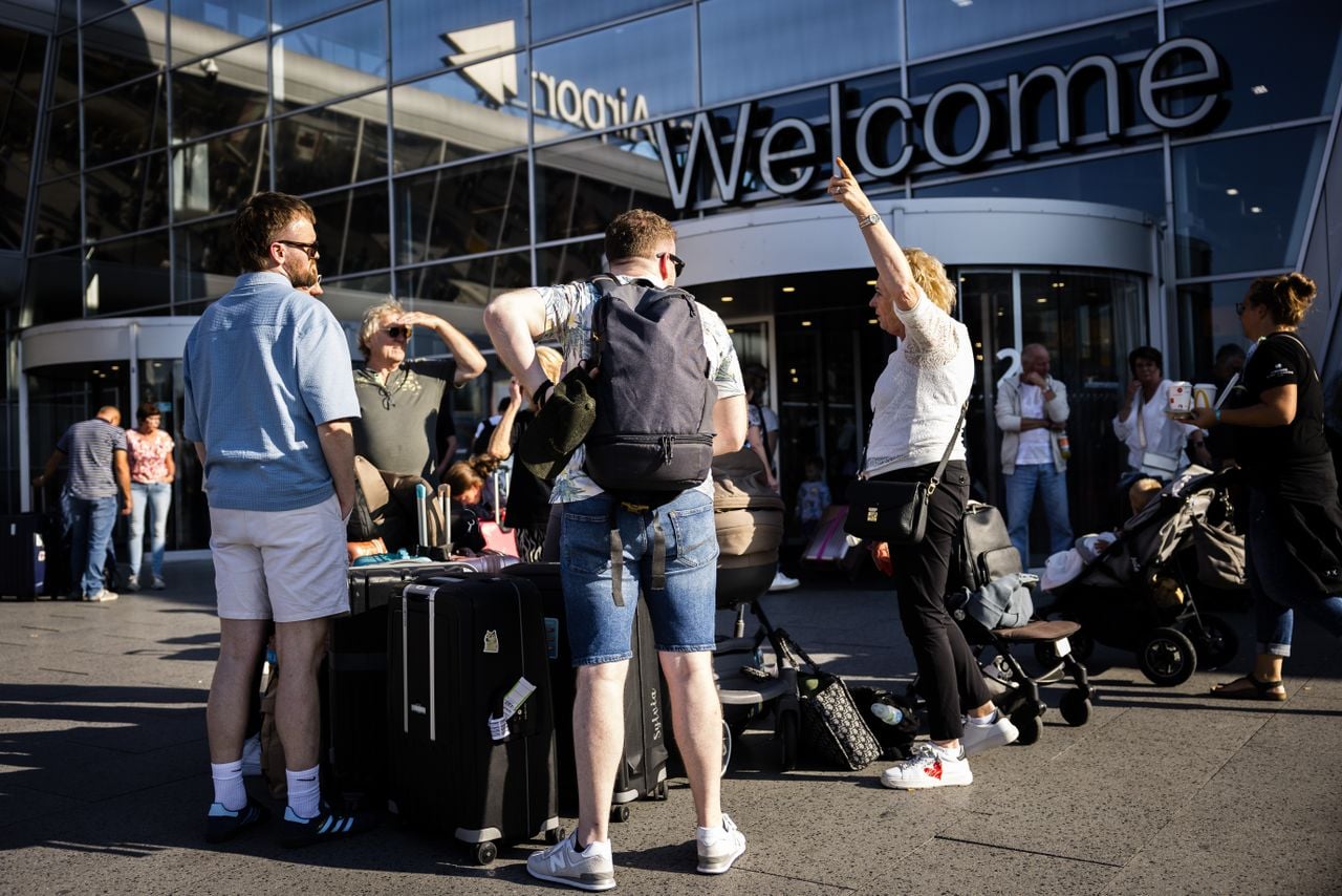 Gestrande reizigers voor bij de ingang (foto: ANP).
