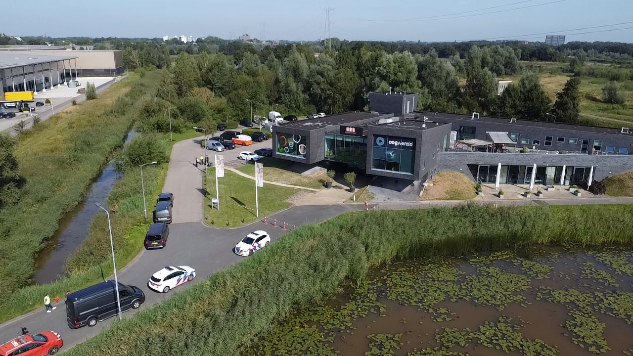 Het bedrijvengebouw vanuit de lucht bekeken (foto: Bart Meesters).
