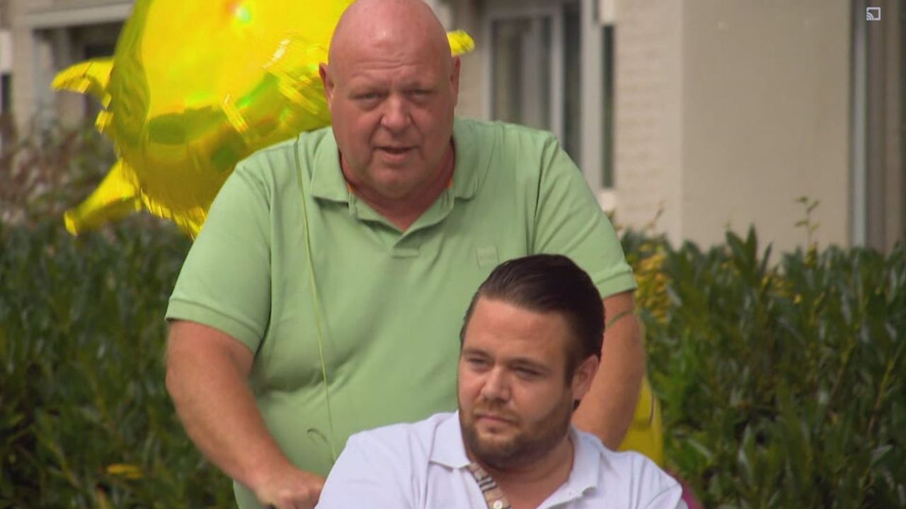 Vader Peter en zijn zoon Mark komen samen uit het ziekenhuis