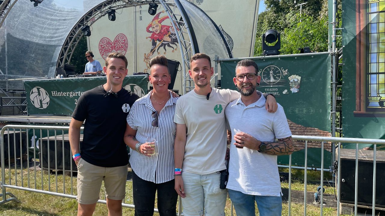 De familie Brok, met Noah in het zwart en Roman in het witte shirt (foto: Omroep Brabant).