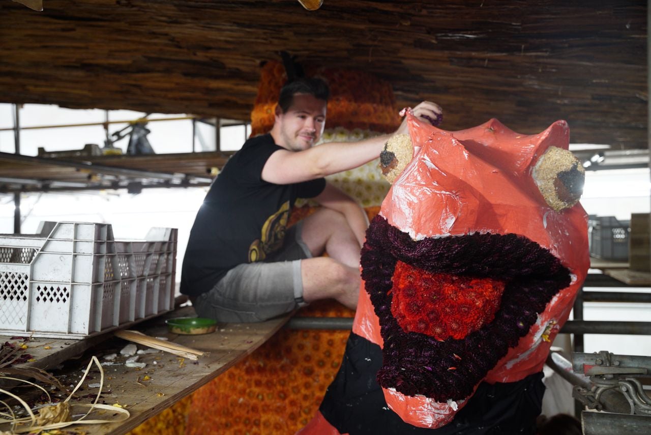 Een vrijwilliger doet hard zijn best om de laatste leegtes op te vullen (Foto: Omroep Brabant)