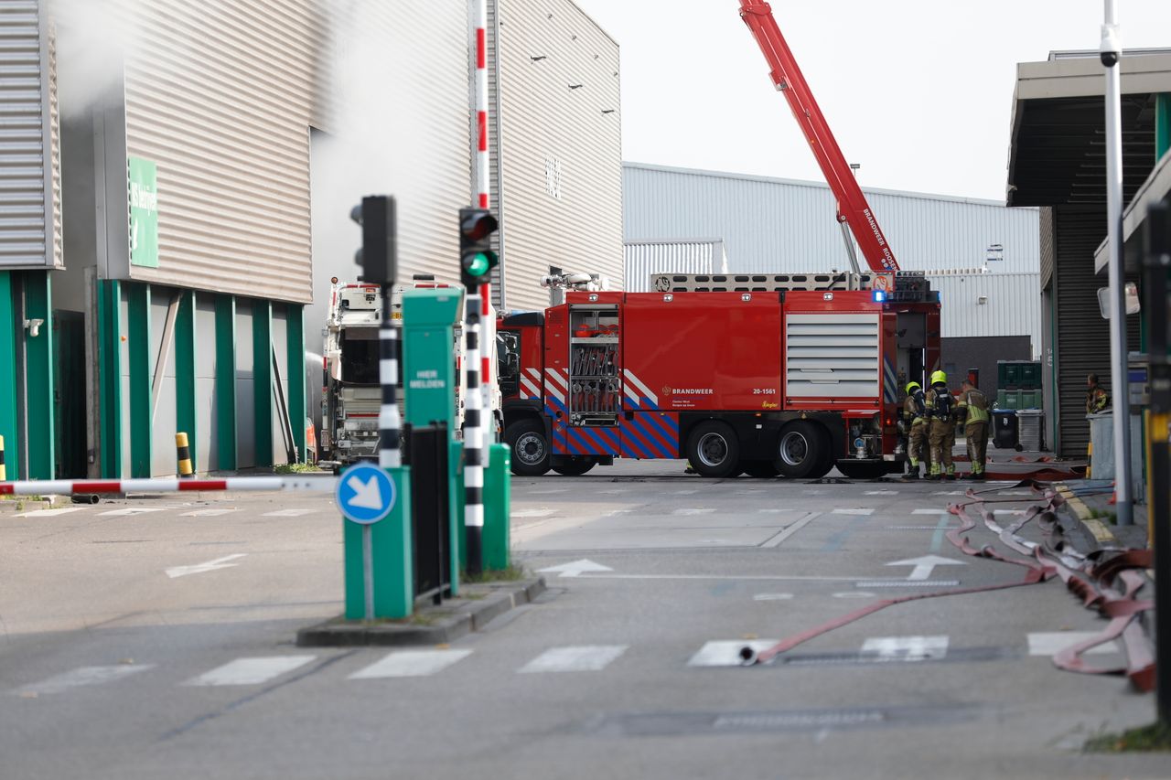De brand komt uit de loods (foto: SQ Vision).