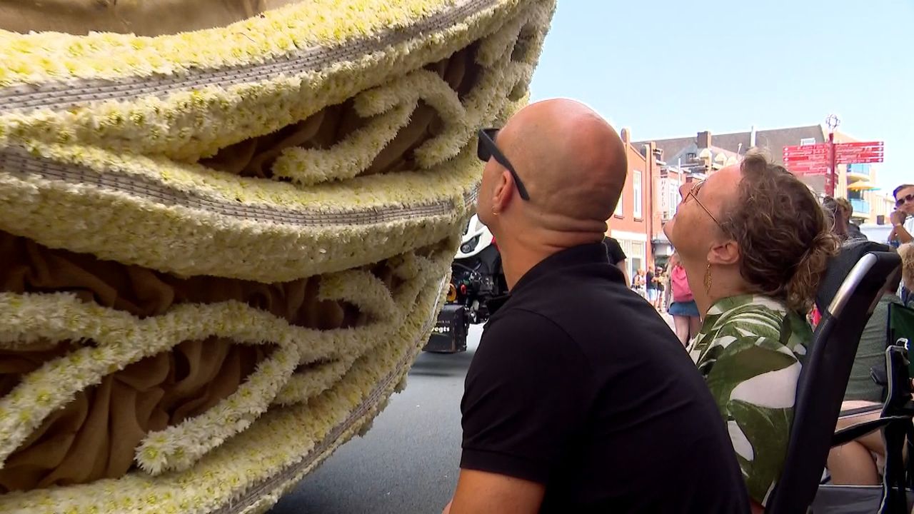 Anita en Rob hebben een goede plek langs de route. (foto: Imke van de Laar)