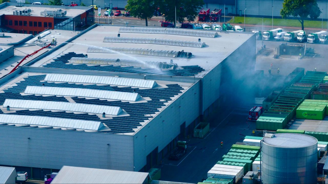 De brandweer kon de brand van boven blussen (foto: Johnny de Jong).