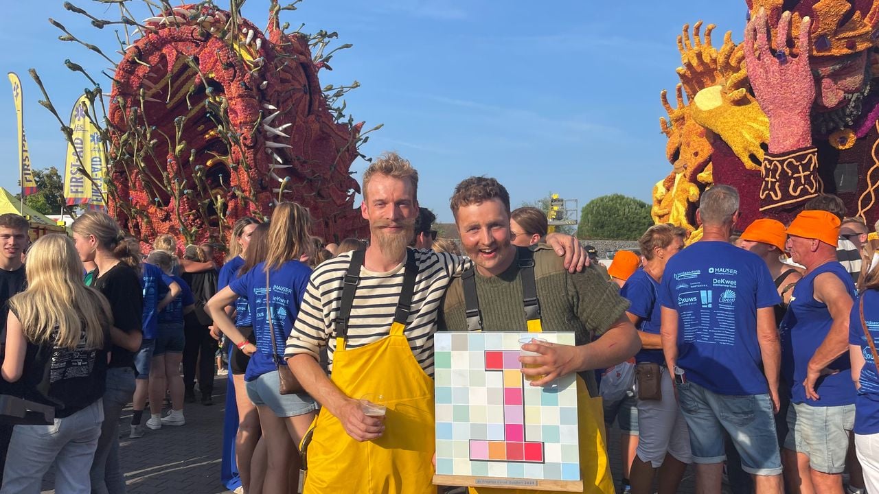 Twee van de vier ontwerpers, Sander van Hooijdonk (links) en Jens Arnouts, zijn erg blij met de eerste plek (foto: Imke van de Laar).