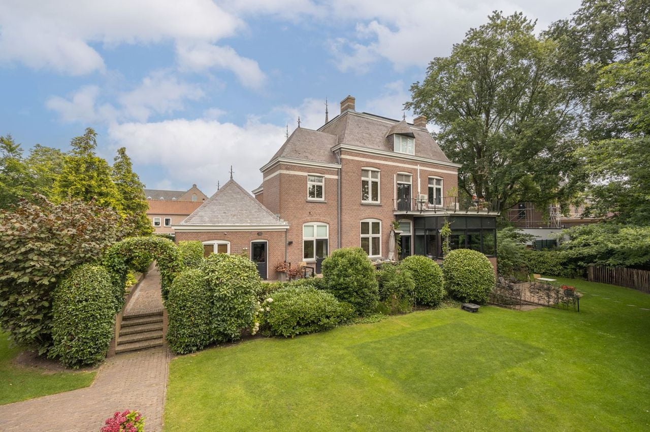 De achterzijde van de villa (foto: Agnes Tomesen Makelaardij).