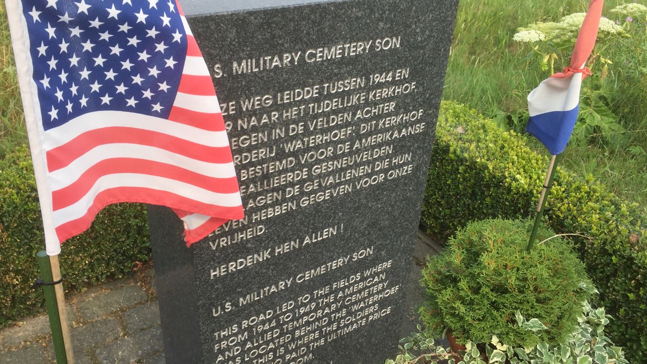 Bermmonument bij de ingang voor de voormalige geallieerde begraafplaats Son (foto: Willem-Jan Joachems)