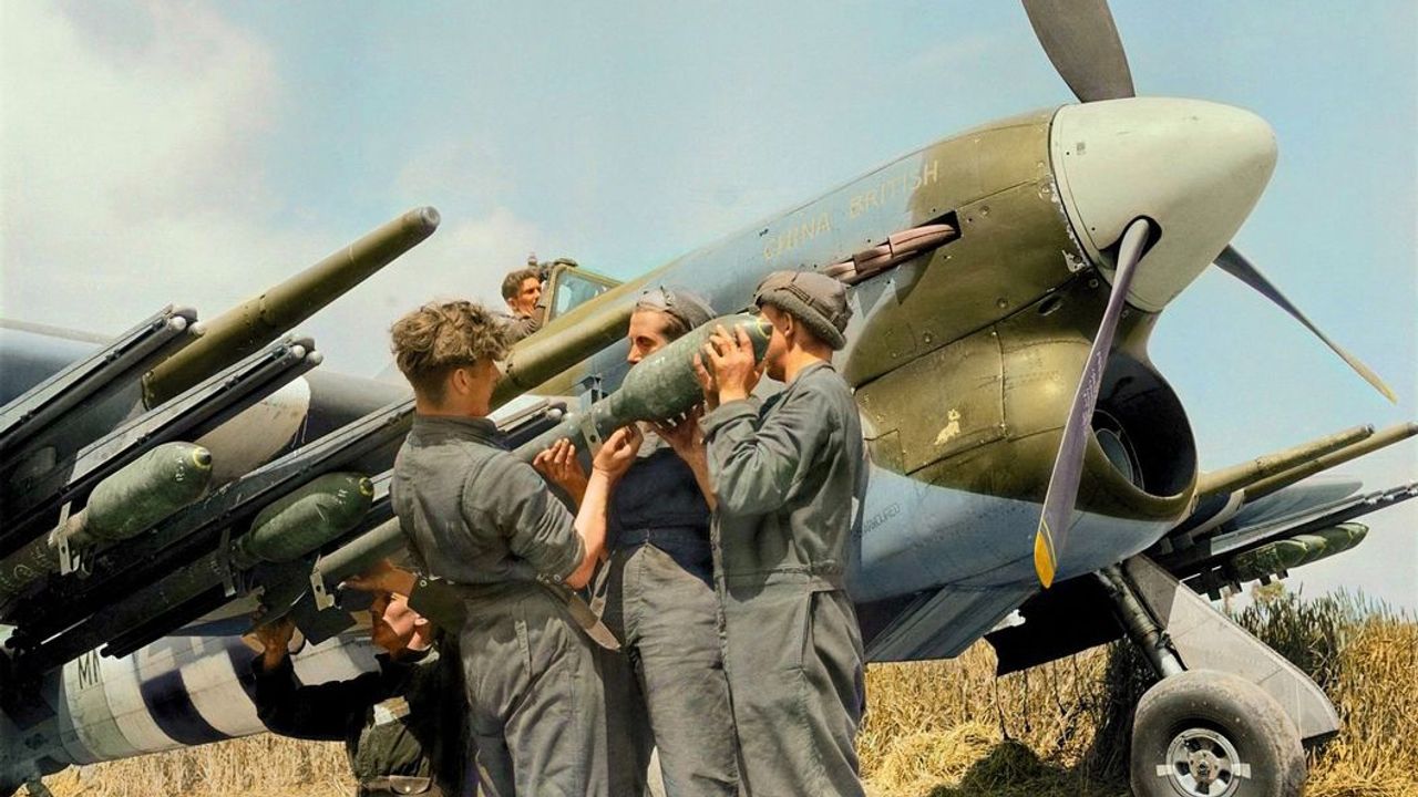 Vliegtuig geladen met bommen en raketten (foto; archief)