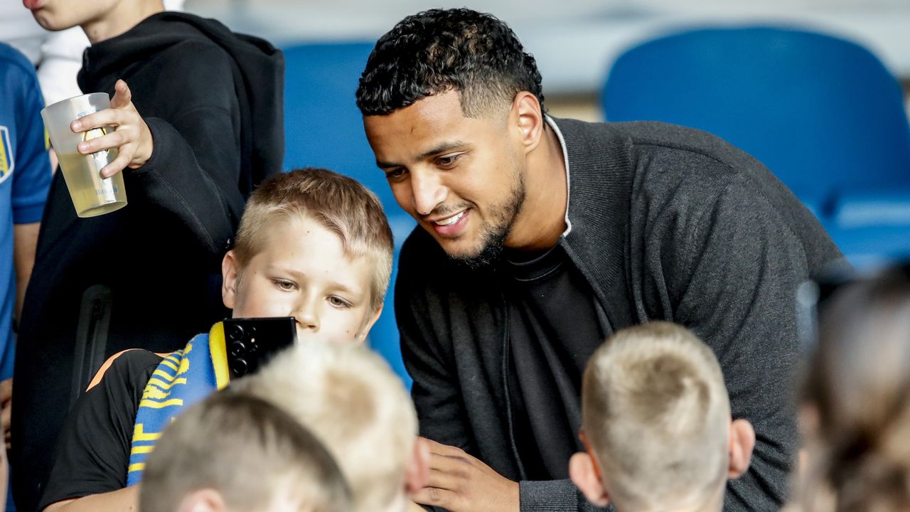 Ihattaren gaat op de foto met een fan bij RKC (foto: ANP).