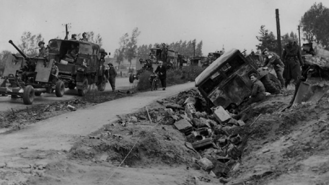 Wrakken van Britse legervoertuigen bij Veghel (foto: archief) 