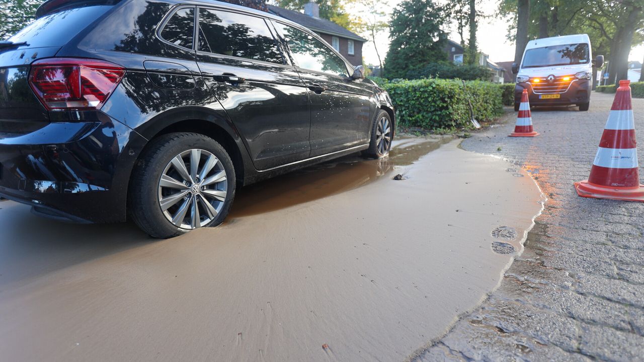 De auto van Tom staat precies boven een lek van de waterleiding (foto: Arno van der Linden/ SQ Vision)