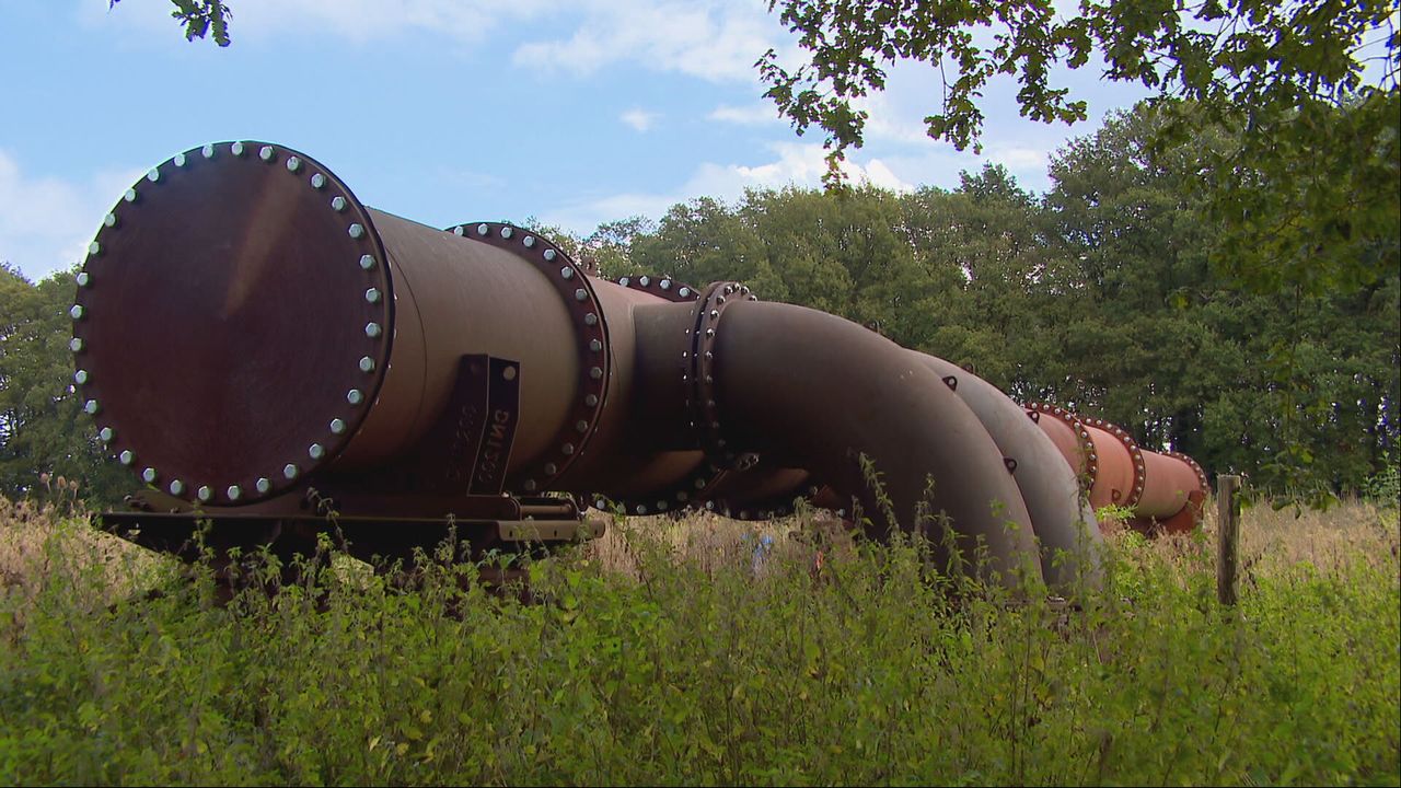 De enorme buis boven de grond (foto: Raymond Merkx).