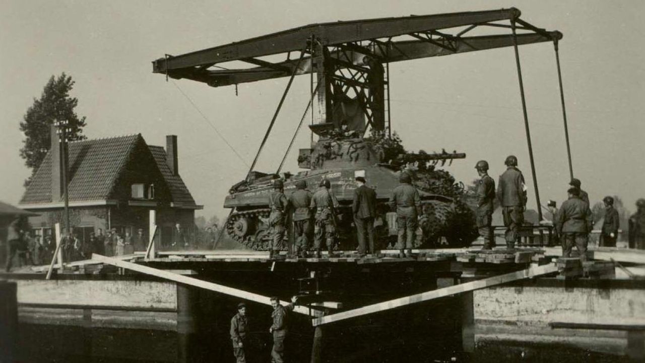 Brug bij Veghel met geallieerde tank (foto: archief).