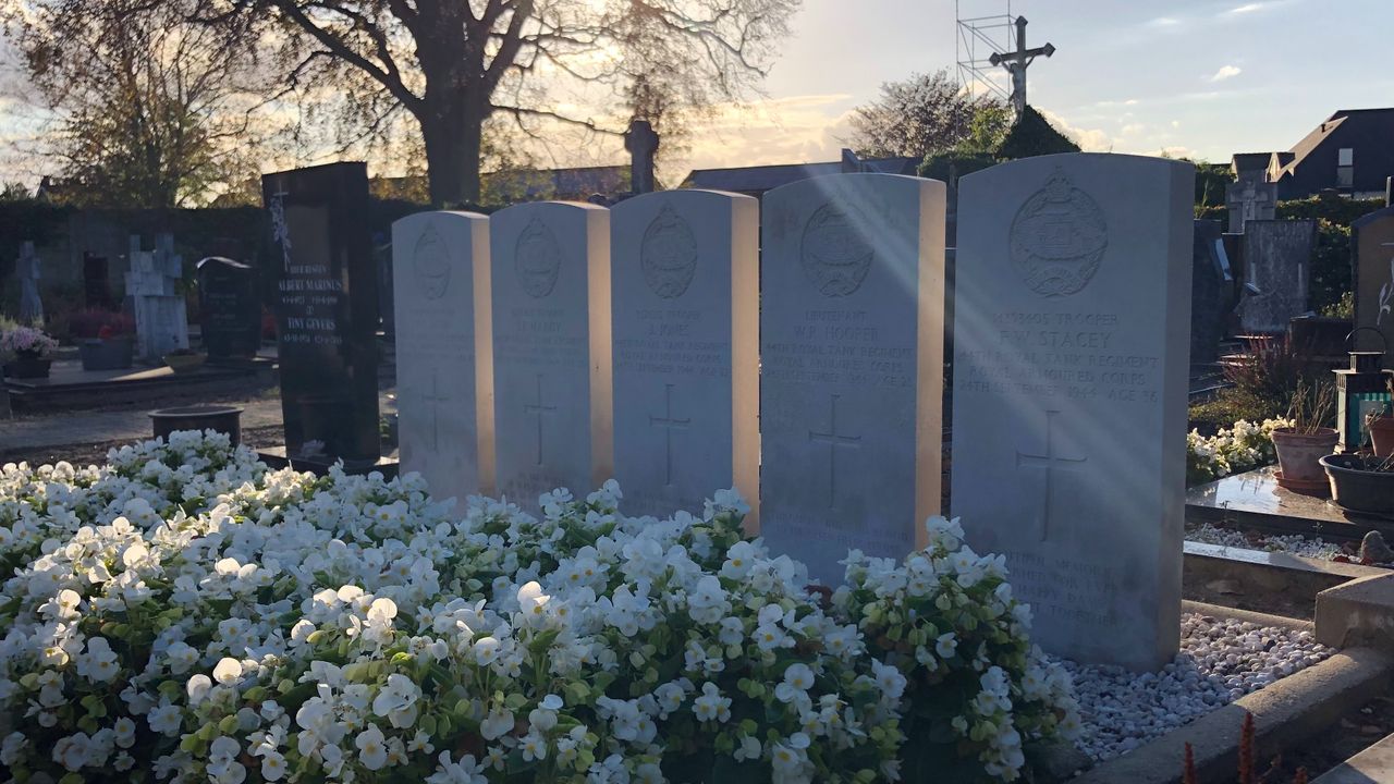 Graven gesneuvelde tankbemanningen 24 september 1944 op kerkhof Eerde (foto: Willem-Jan Joachems).