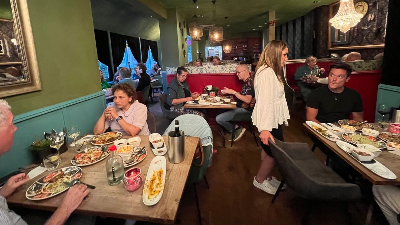 Het hele restaurant zit vol tijdens het verteldiner bij Sarban in Den Bosch (foto: Megan Hanegraaf).