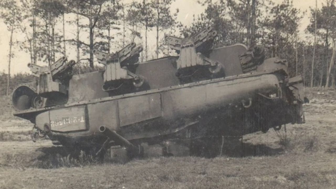 Achtergebleven geallieerde tank bij Veghel (foto: archief)