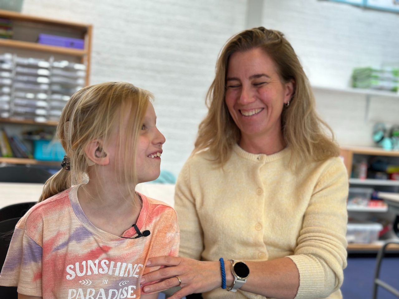 Kate met haar moeder op school (foto: Floortje Steigenga).