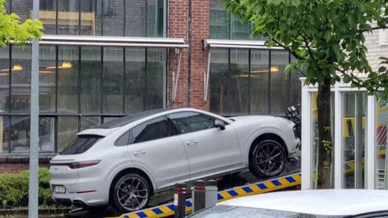 Op 10 juni werd onder meer een Porsche in beslag genomen. (Foto: Politie.nl)