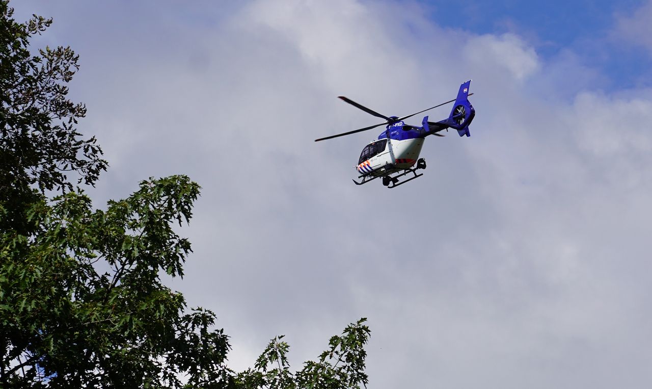 De politiehelikopter zocht donderdag naar de vrouw (foto: Jeroen Stuve/SQ Vision).
