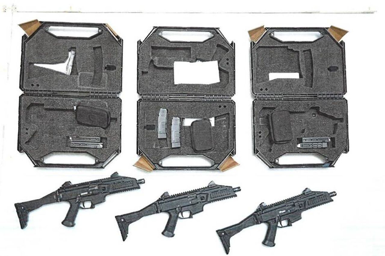 De aangetroffen machinegeweren (foto: OM).