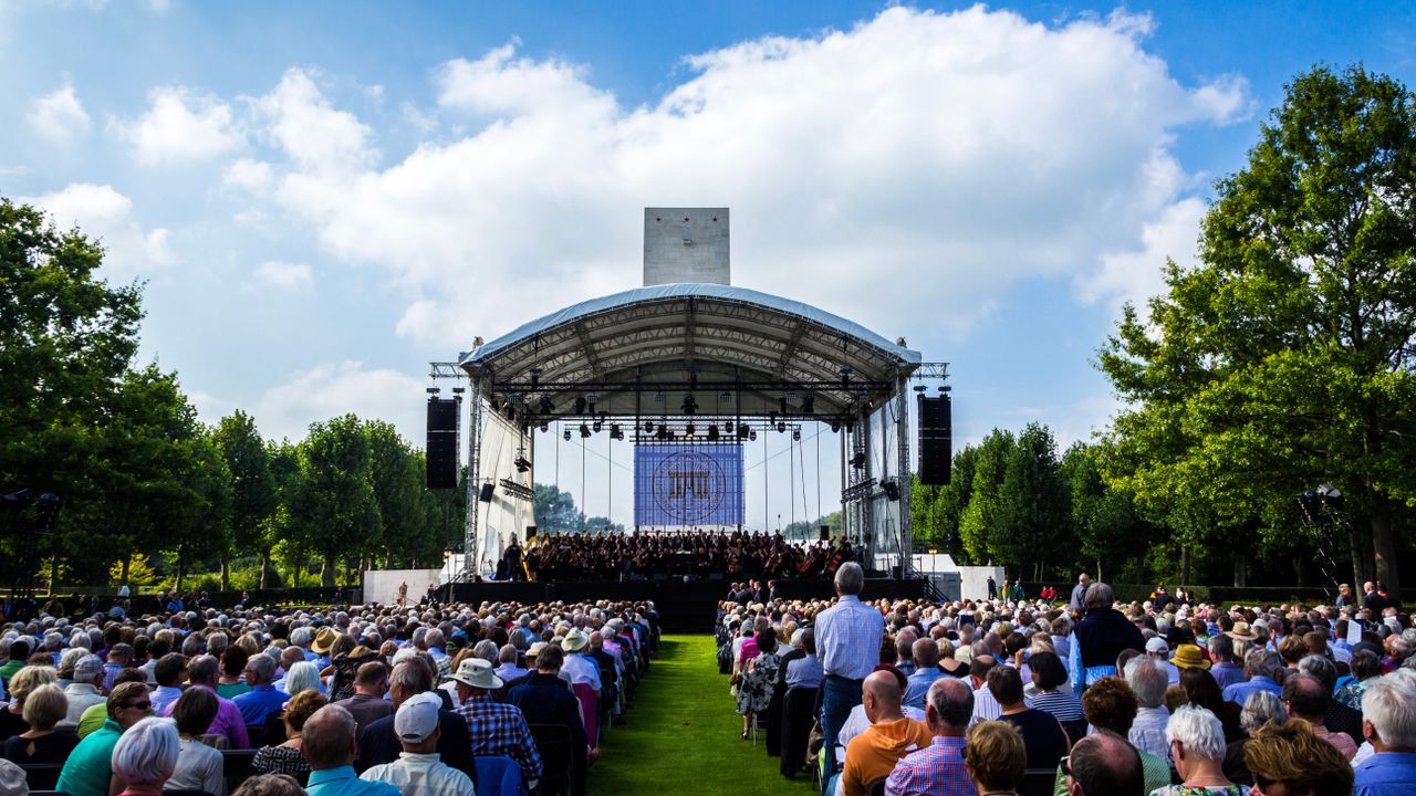 Het concert is tussen de graven (foto: ABMC) 