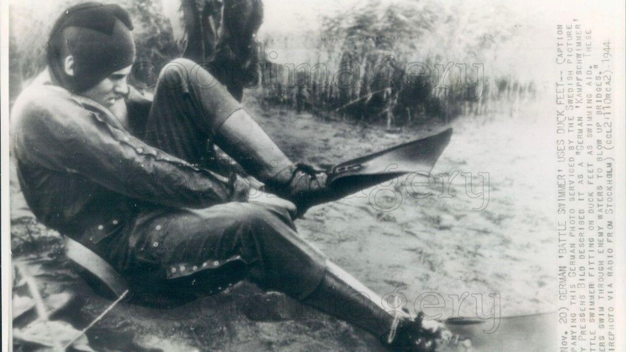 Kampfschwimmer trekt zwemvliezen aan (foto: Duitse propagandadienst) 