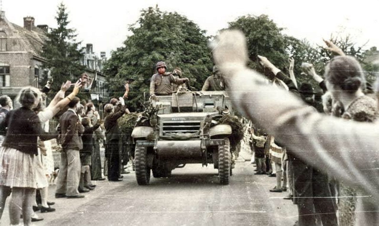 Amerikanen trekken Maastricht binnen (foto: NIOD)