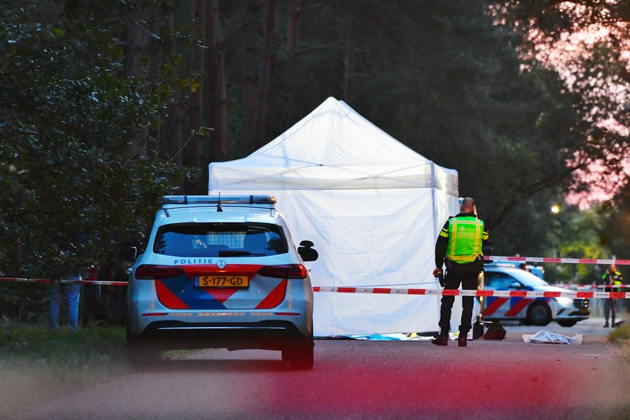 Een witte tent en afzetlinten bij de plek waar het lichaam is gevonden (foto: SQ Vision)