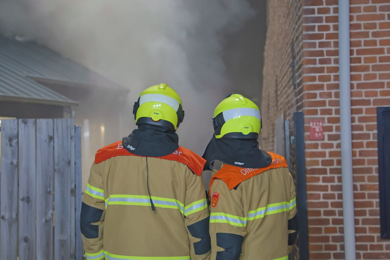 Twee brandweerlieden kijken naar het vuur (foto: Saskia Kusters/SQ Vision)
