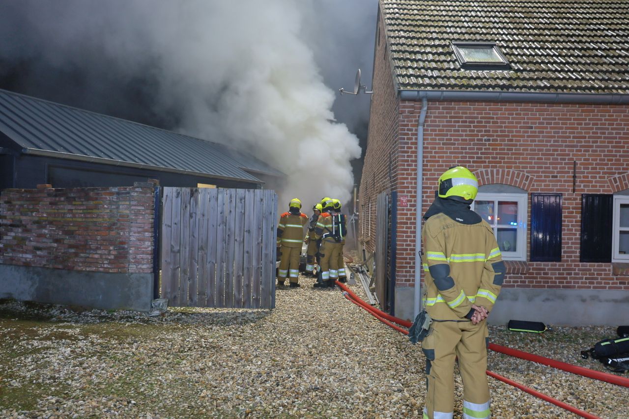 Veel rook bij de brand in de houtopslag (foto: Saskia Kusters/SQ Vision)