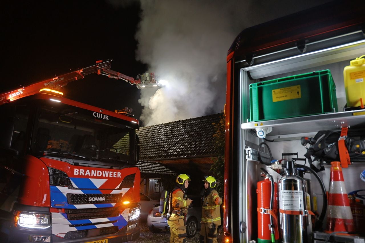 Verschillende korpsen kwamen de brand mee blussen (foto: Saskia Kusters/SQ Vision)