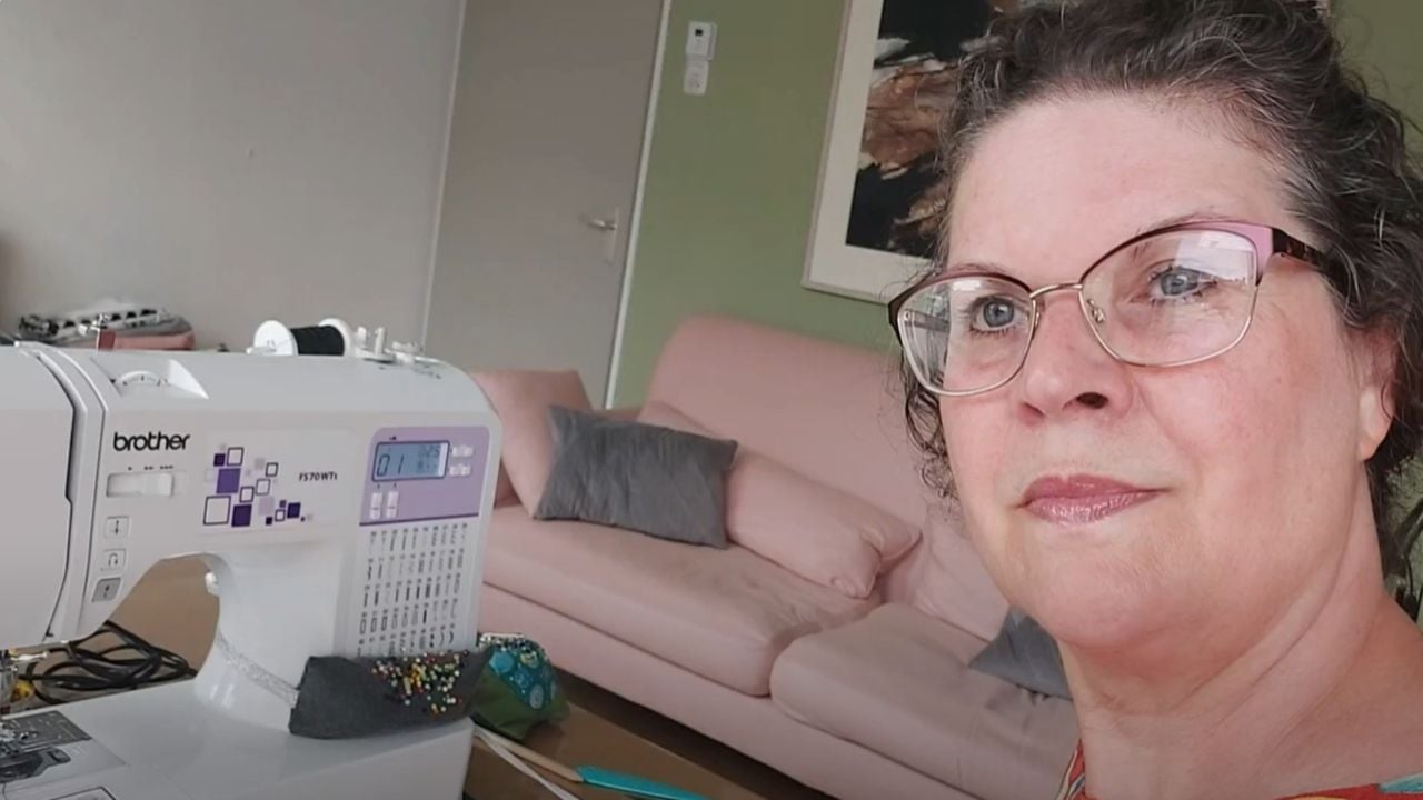 Miriam Bode bij haar naaimachine (eigen foto)