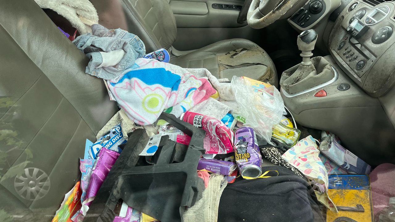 De binnenkant is bezaaid met afval en kleding (foto: Raymond Merkx)